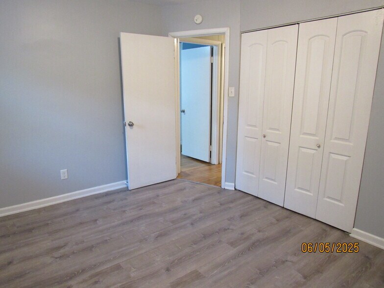 Building Photo - 2215 Macy Ave