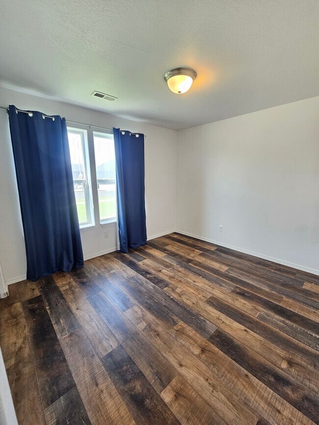 Building Photo - Three Bedroom Home