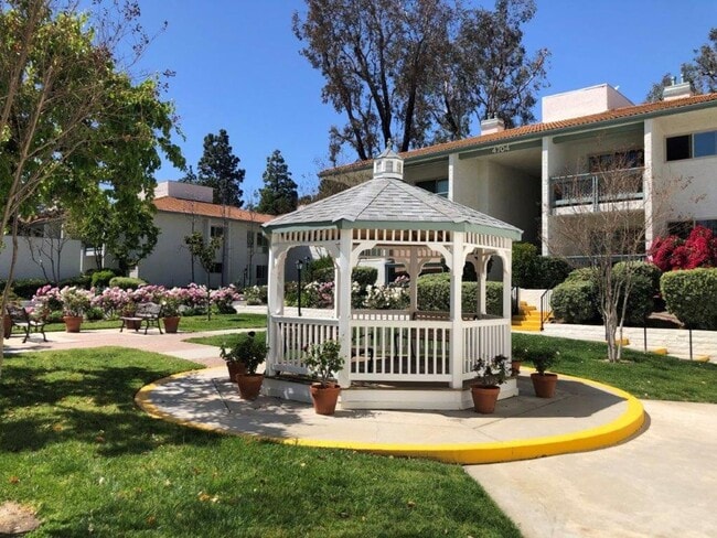 Building Photo - MOVE-IN READY! 2+2 w/lake access + 1 blk f...
