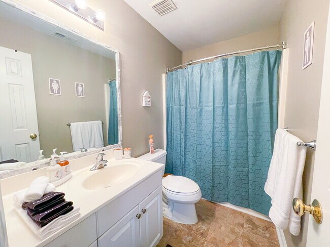 Second floor bath - 5403 Picket Fence Ln