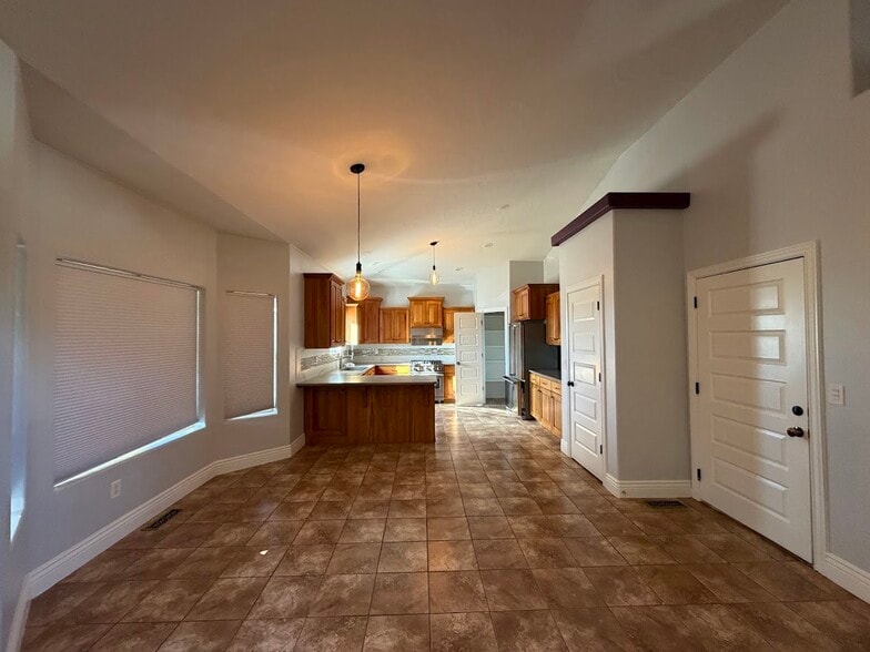 Building Photo - 818 S 4425 W