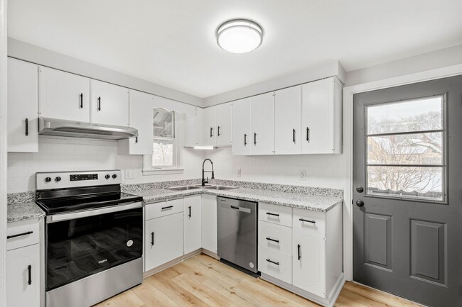 Primary Photo - GORGEOUS 3 BEDROOM HOME IN DRAVOSBURG WITH...