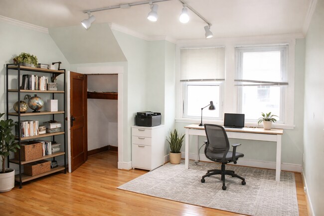 Building Photo - 2415 BeechwoodCarriage House