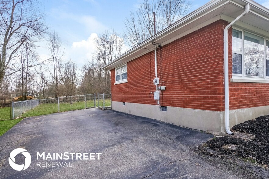 Building Photo - 8808 Fernview Dr