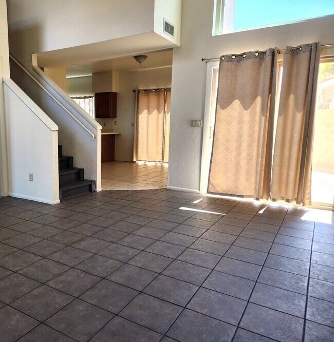 Building Photo - FANTASTIC TWO STORY HOME FOR LEASE NORTH G...