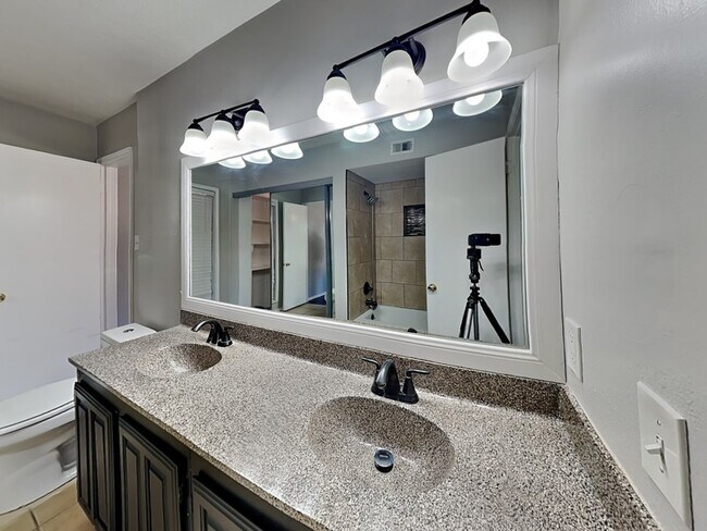 Building Photo - 9320 Dumfries Dr