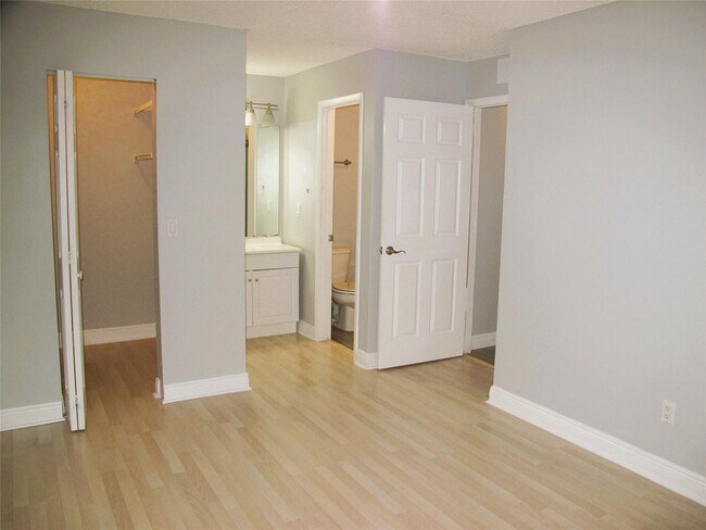 Building Photo - 1263 Ave