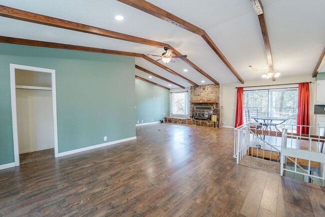 Building Photo - Spacious 3 Bedroom, 3 Bath Two story home!!