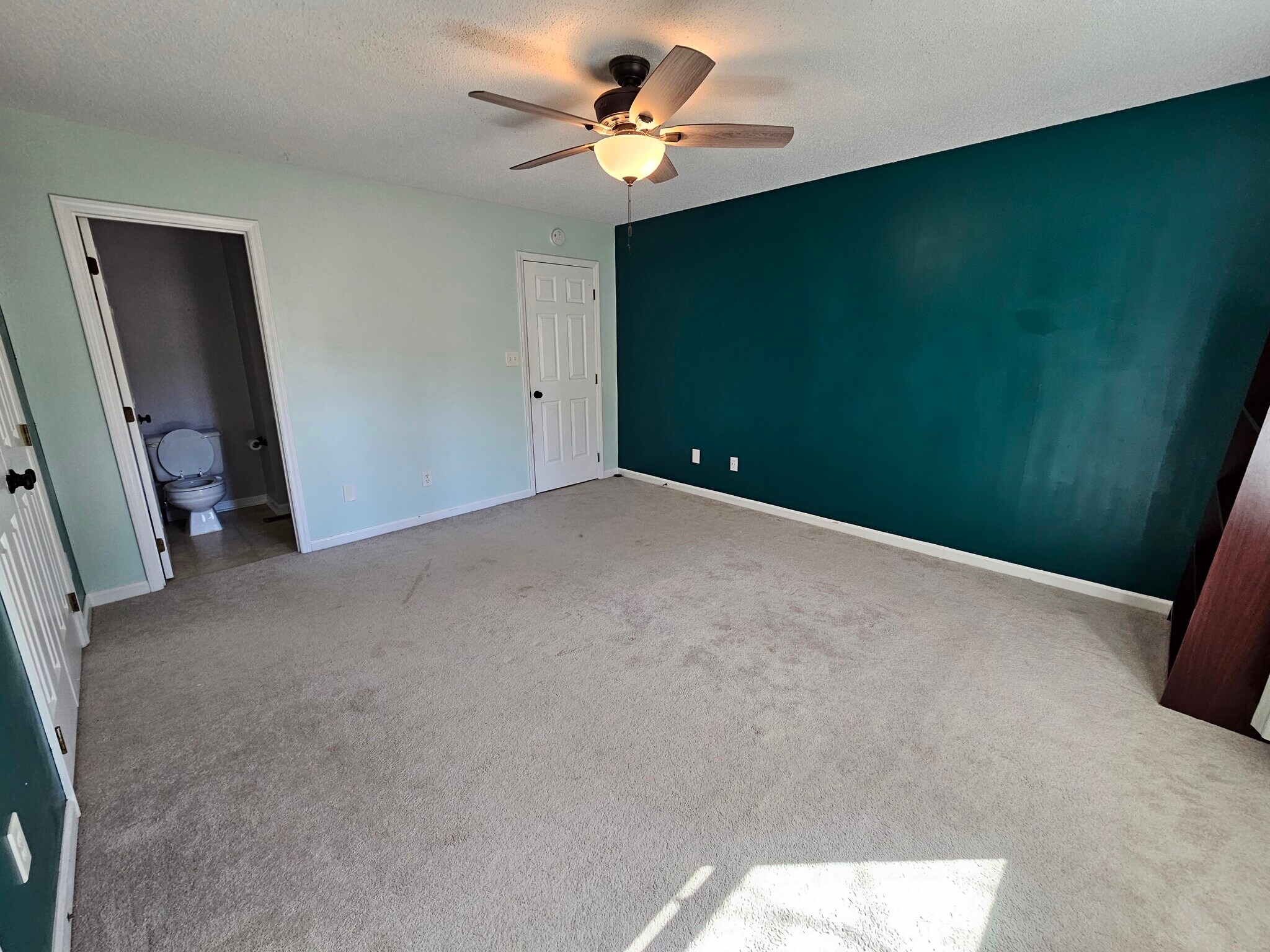 Building Photo - 117 Forest Oaks Dr