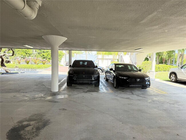 Building Photo - 801 N Venetian Dr