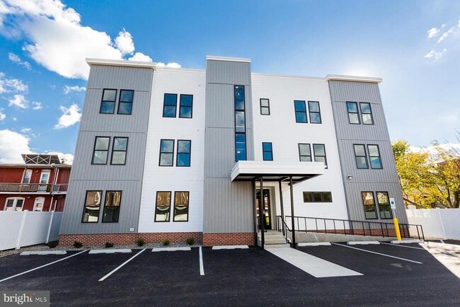 Building Photo - 213 Jackson St