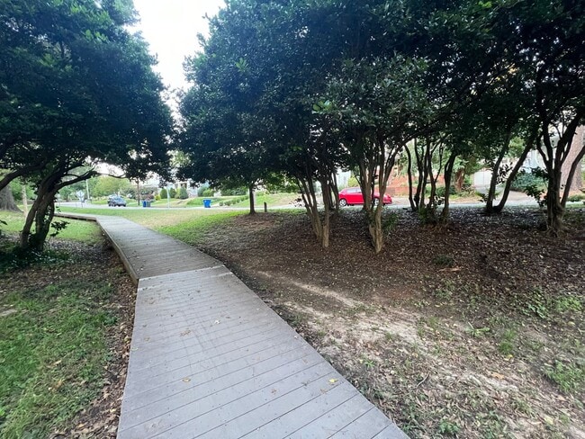 Building Photo - Stunning 3BD, 3.5BA Raleigh Townhome in a Walkable Community Near Tons of Shopping and Dining Opt...