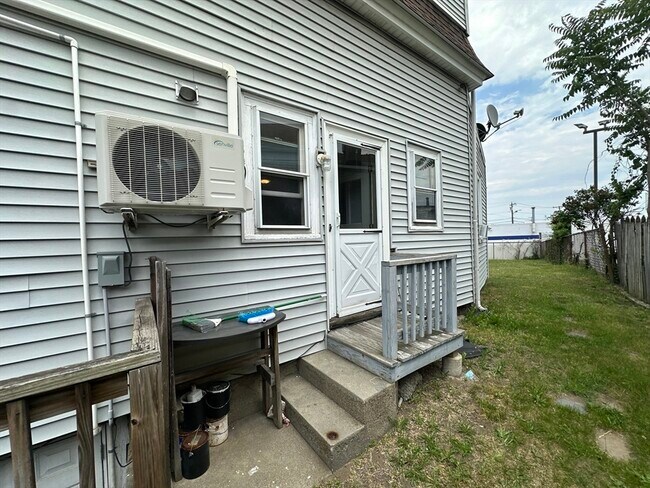 Building Photo - 491 Lynn St