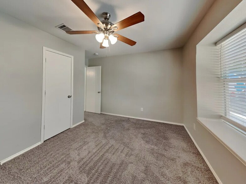 Building Photo - 1733 Vineridge Ln