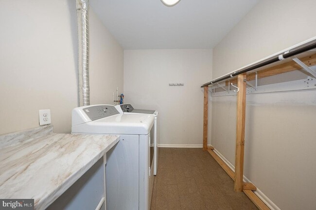 Building Photo - 1640 Oakwood Dr