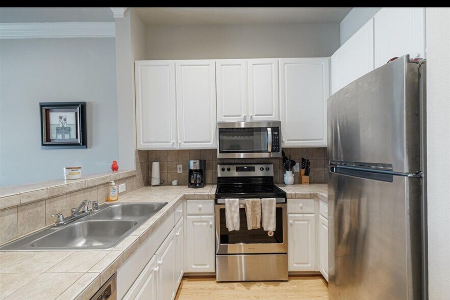 Building Photo - 2400 McCue Rd