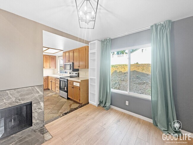 Building Photo - Spacious 2 BD- 2 BA Condo w/ Large Private Balcony, AC, and In-Unit W/D!