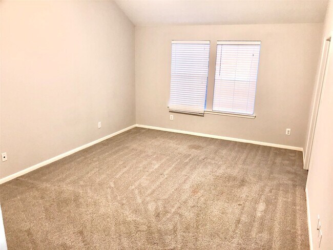 Building Photo - 5615 Brookhollow Oaks Trail