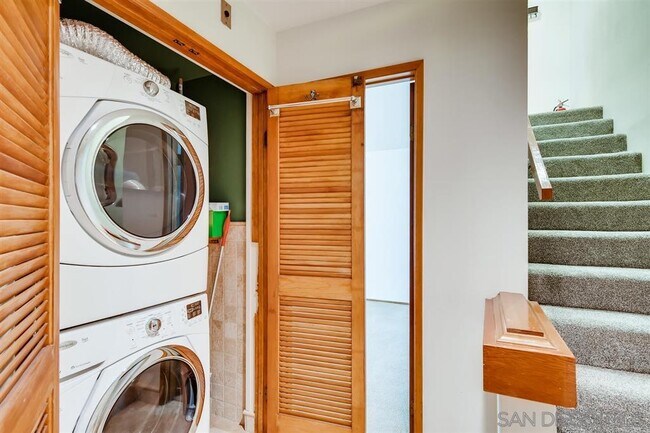 Building Photo - 8860 Villa La Jolla Dr