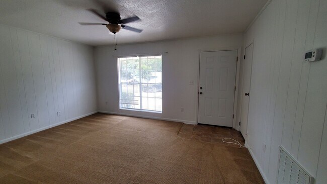 Building Photo - Welcome to this charming 3-bedroom, 1.5-bath home in Dunnellon, FL!