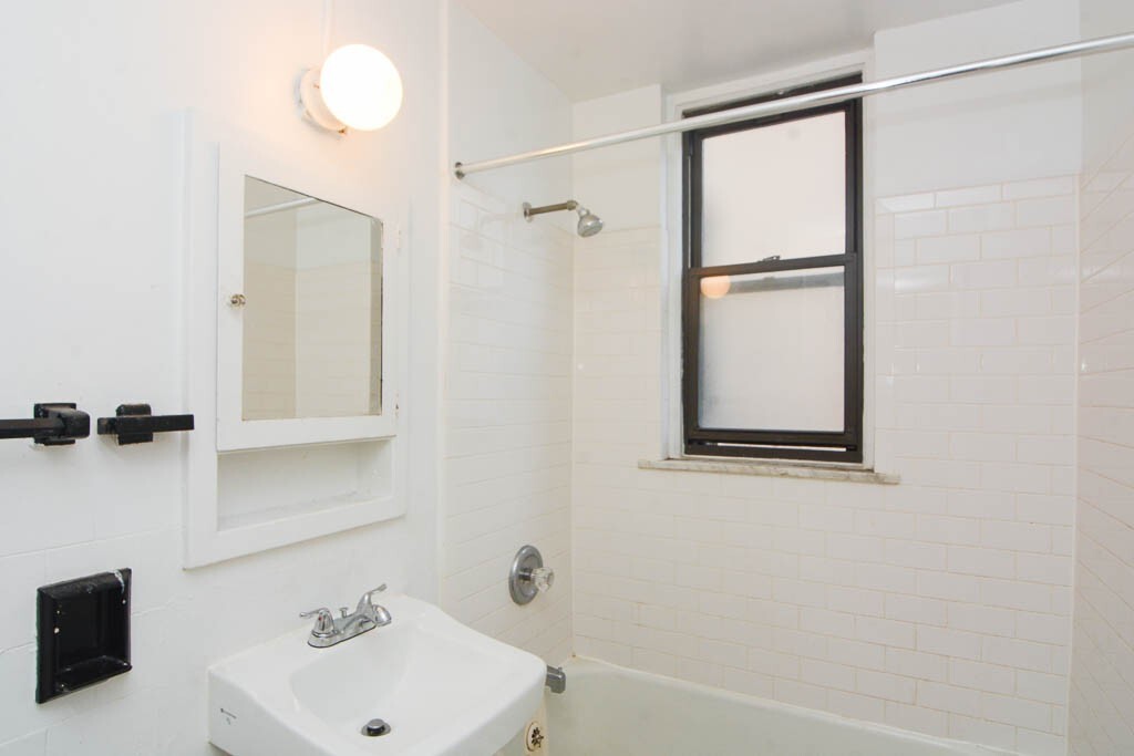 Building Photo - 3335 W Diversey Ave