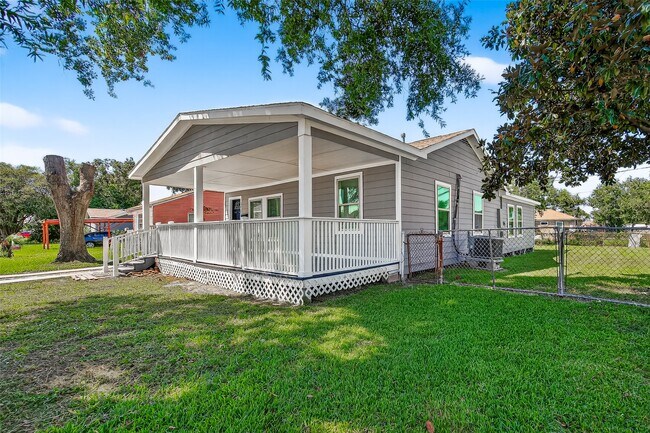 Building Photo - 2217 10th St