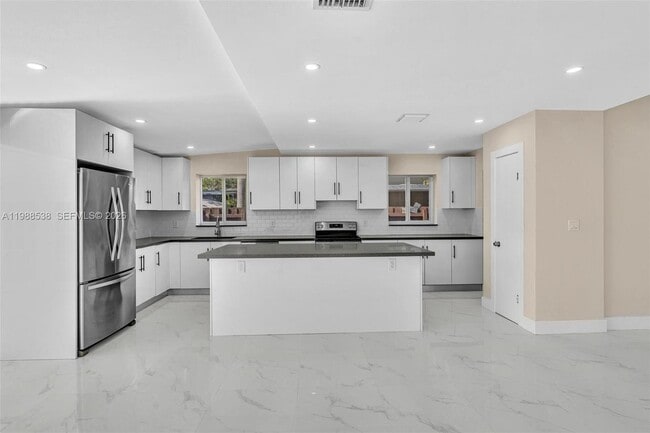 Building Photo - 1600 SW 9th St