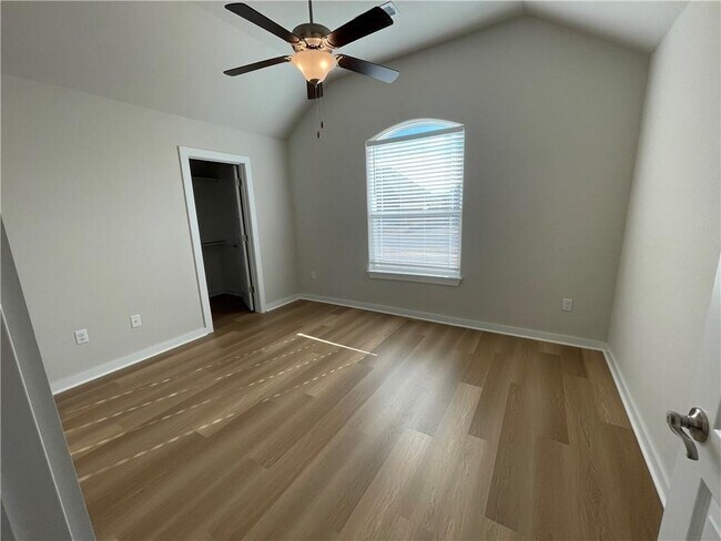 Building Photo - 416 Emerald Woods
