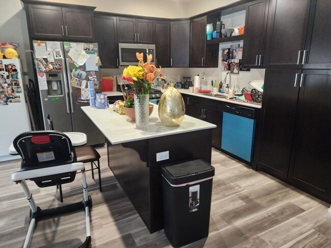 Building Photo - Charming Townhome