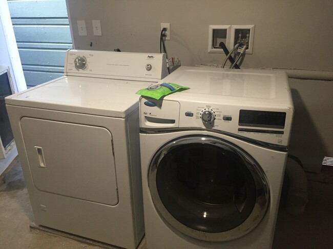 HE washer - 499 Evergreen Ave