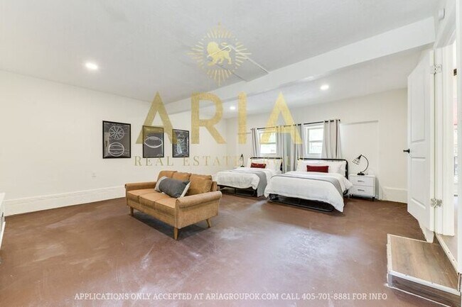 Building Photo - Unique 3 bed/2 bath Property with HUGE Bon...