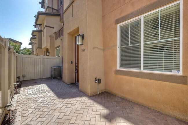 Building Photo - 3 bedroom and 4 bath home available in Otay Mesa