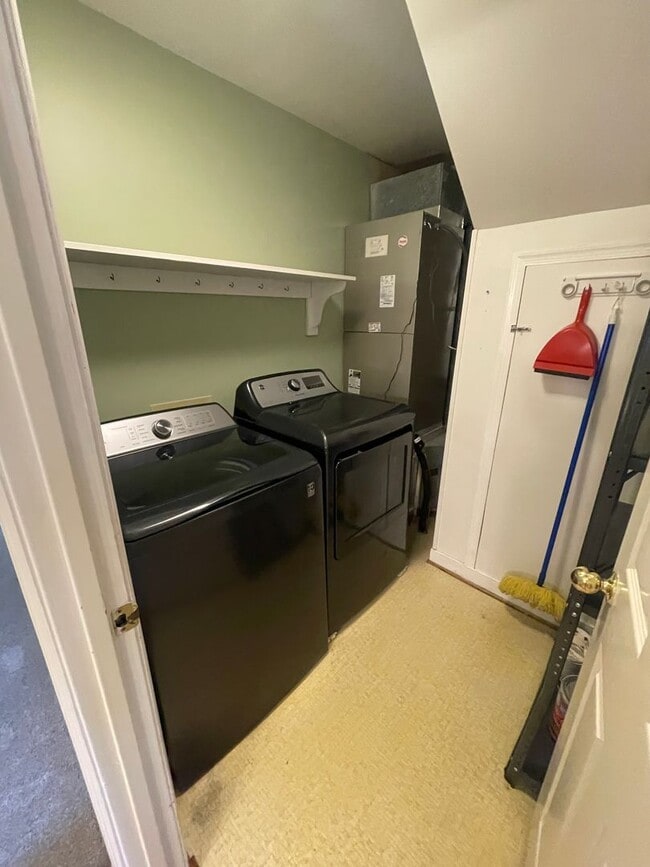 Building Photo - Large 2 Bedroom, 2.5 Bath Townhouse - Autu...