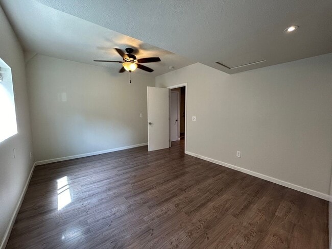 Building Photo - Paseo Del Sol