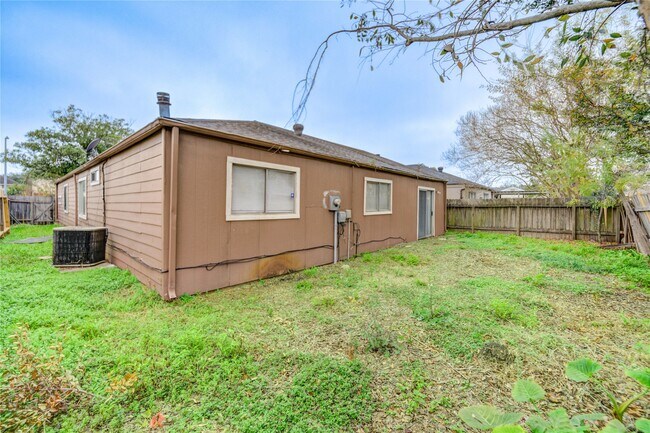 Building Photo - 12327 Fairmeadow Dr