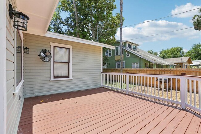 Building Photo - 712 E Caracas St