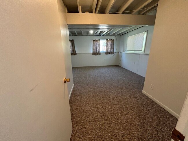 Building Photo - 5 Bed 2 Bath Home with 2 Car Attached Gara...