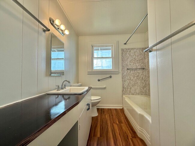 Building Photo - Partially Renovated 3 Bedroom / 2 Bathroom Main House – 1,400 Sq Ft