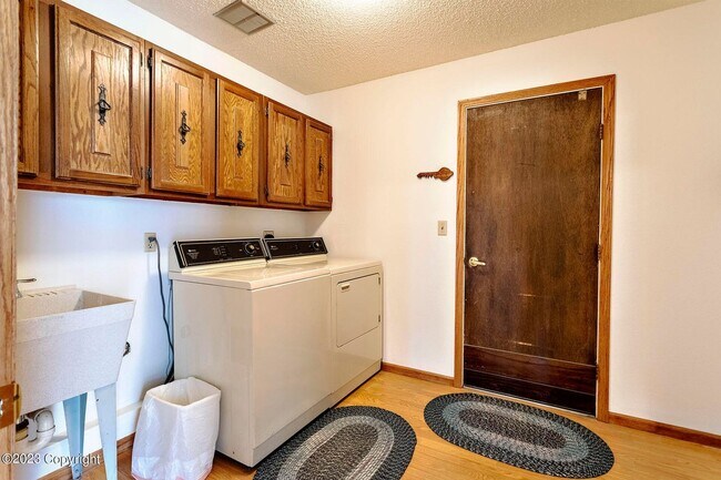 Building Photo - 909 Indian Hills Dr