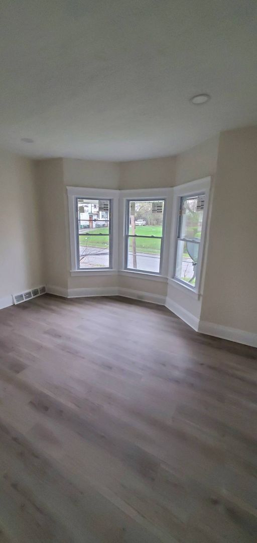 Building Photo - Charming 3-Bedroom Property in Prime Location