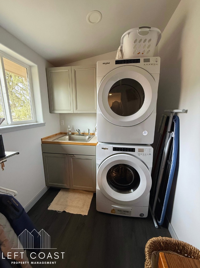 Building Photo - 480 Alsea Ave