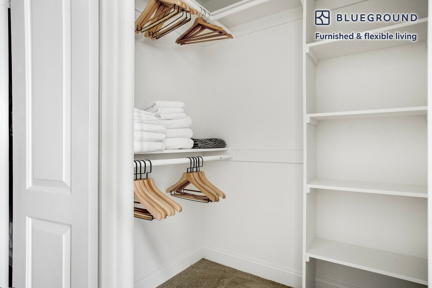 Building Photo - 5710 Crescent Prk E