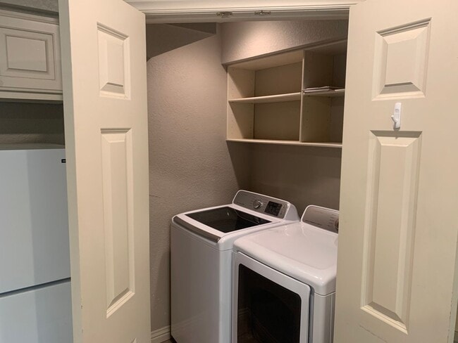 Building Photo - 2BR/1BA Town home in Fayetteville! Walk to UofA Campus!