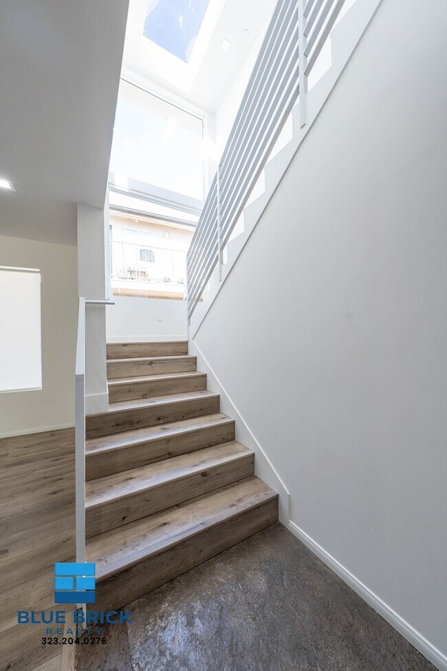 Building Photo - 5239-5241 Huntington Dr -