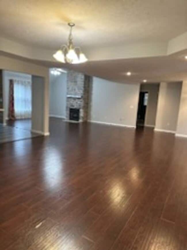 Building Photo - 3 Bedroom Luxury Home