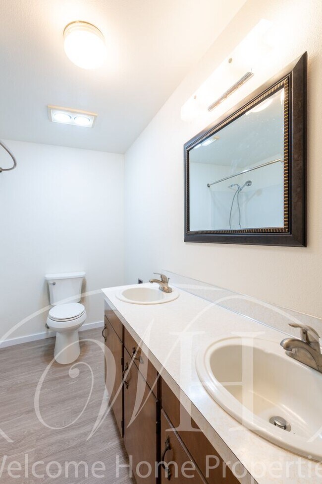 Building Photo - 2 Bedroom Duplex Apartment with Garage and...