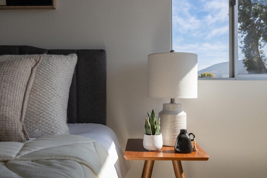 Building Photo - 1560 Circa Del Lago