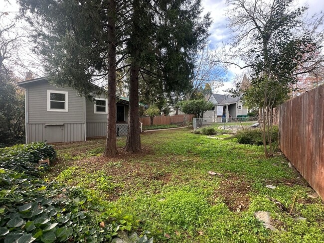 Building Photo - Cozy Quiet Grass Valley Charmer - 1/1 650 SF (Driveway, Parking, & Yard)