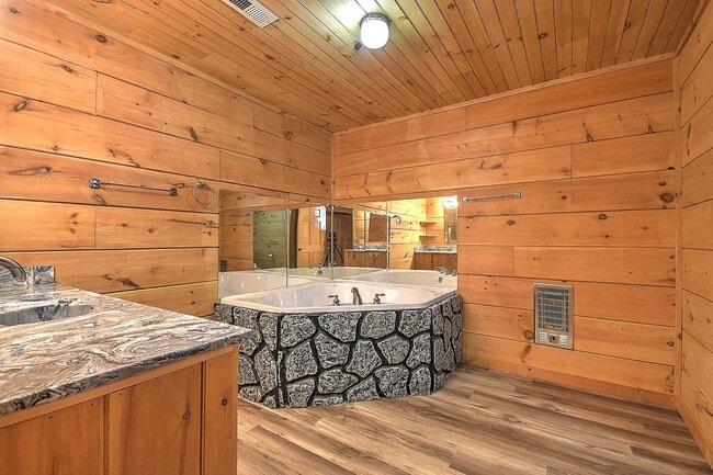 Building Photo - 13625 Horton Hwy