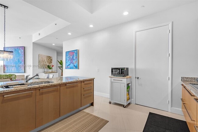 Building Photo - 15811 Collins Ave